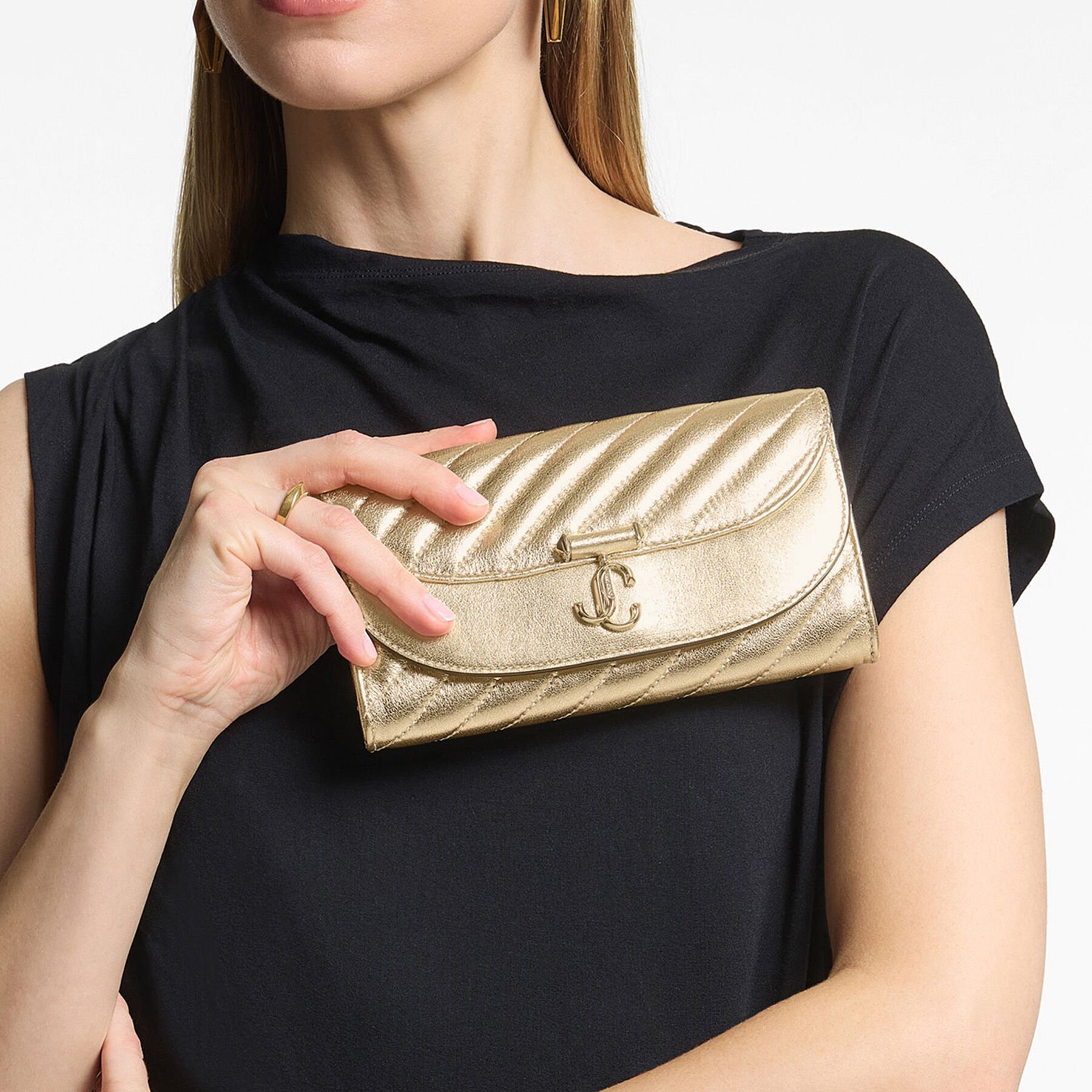 JIMMYCHOOゴールドチェーンバッグ Curve Wallet With Chain | Shiny Gold Quilted Metallic